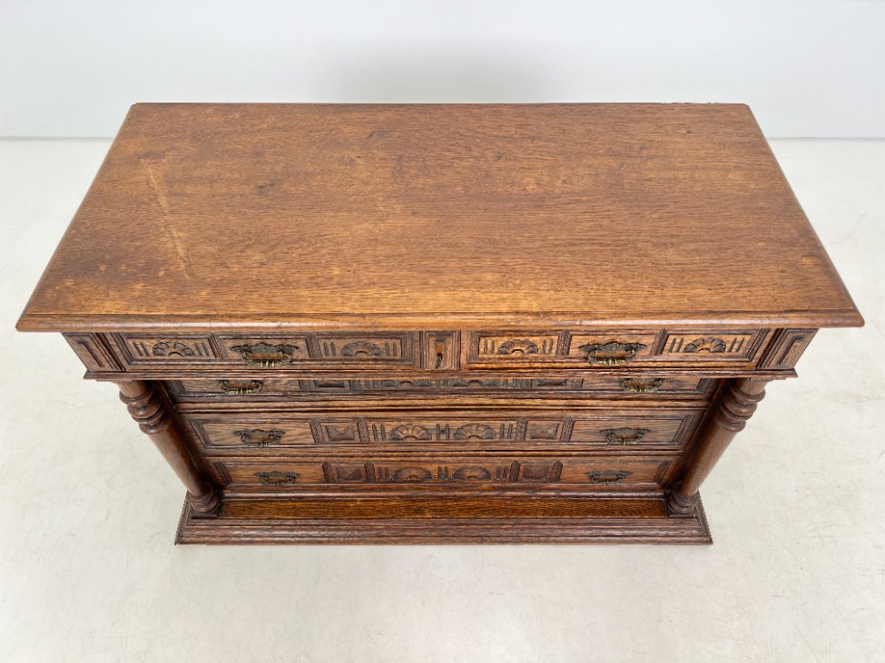 DP0204-komodos-5 Senovinė drožinėta penkių stalčių ąžuolinė komoda 54x115x75 cm