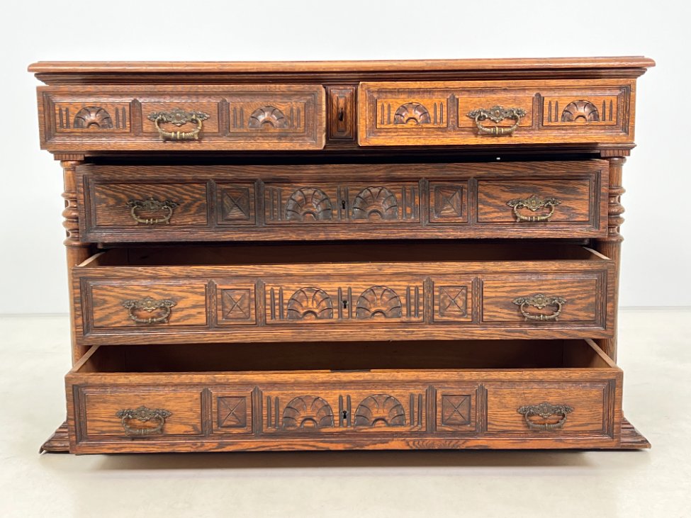 DP0204-komodos-6 Senovinė drožinėta penkių stalčių ąžuolinė komoda 54x115x75 cm