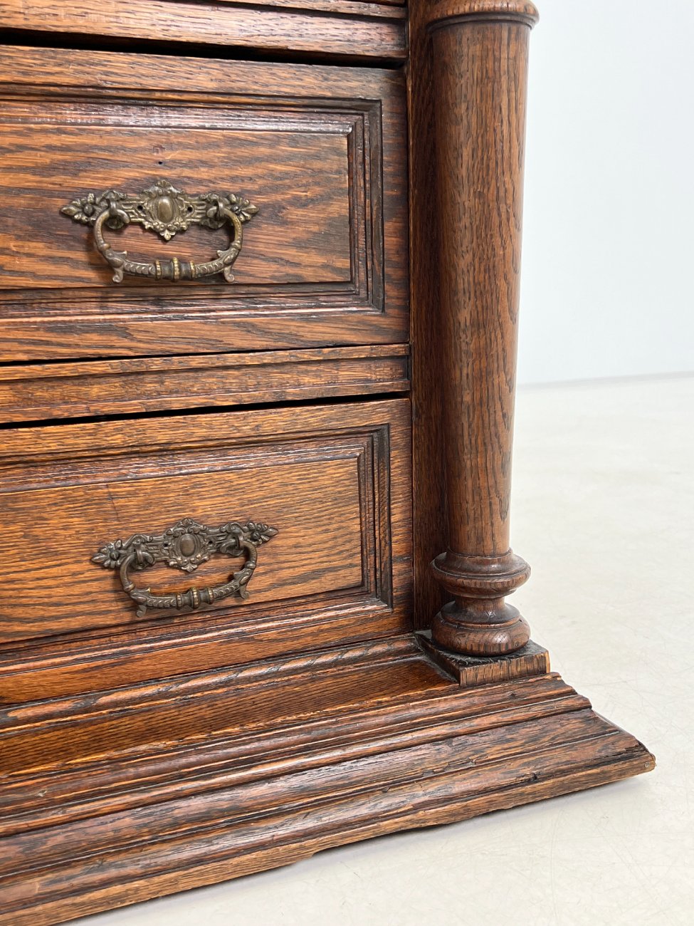 DP0204-komodos-8 Senovinė drožinėta penkių stalčių ąžuolinė komoda 54x115x75 cm