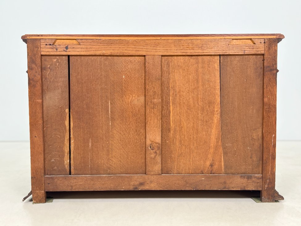 DP0204-komodos-9 Senovinė drožinėta penkių stalčių ąžuolinė komoda 54x115x75 cm