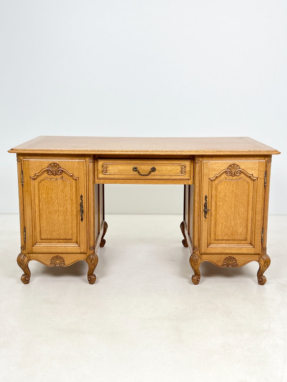 DP0212-stalai-1 Ąžuolinis rašomasis stalas su stalčiumi ir rakinamomis spintelėmis 81x150x80 cm