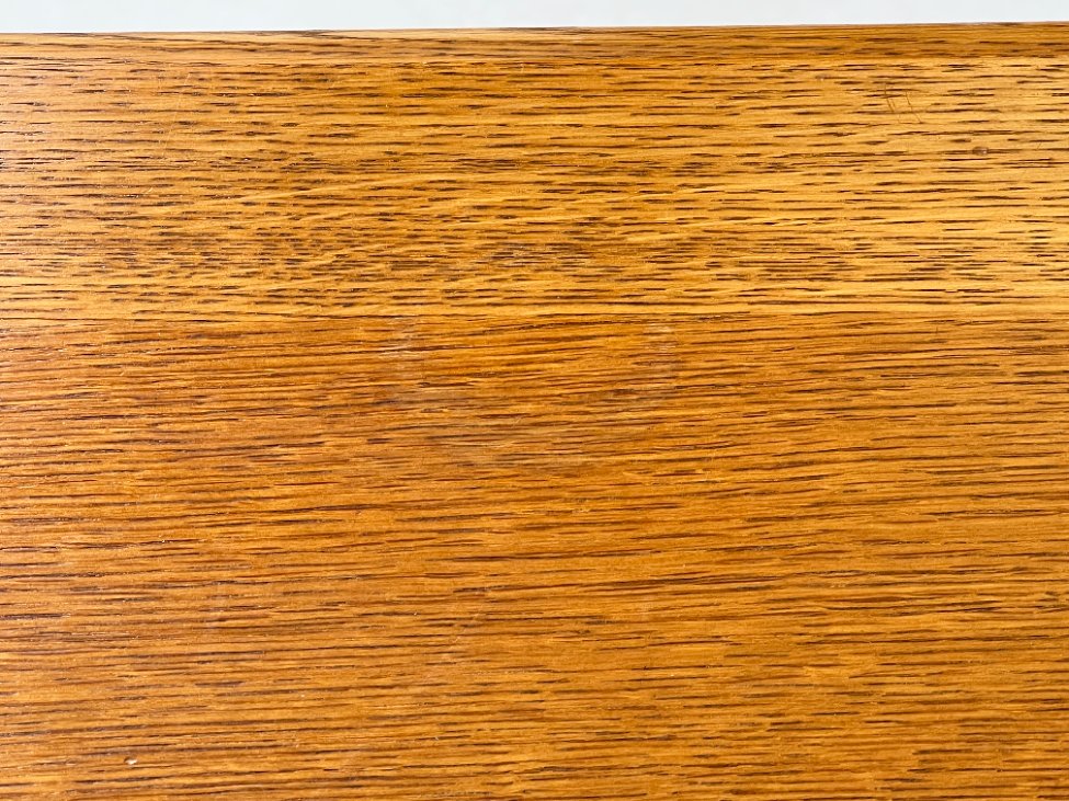 DP0212-stalai-11 Ąžuolinis rašomasis stalas su stalčiumi ir rakinamomis spintelėmis 81x150x80 cm