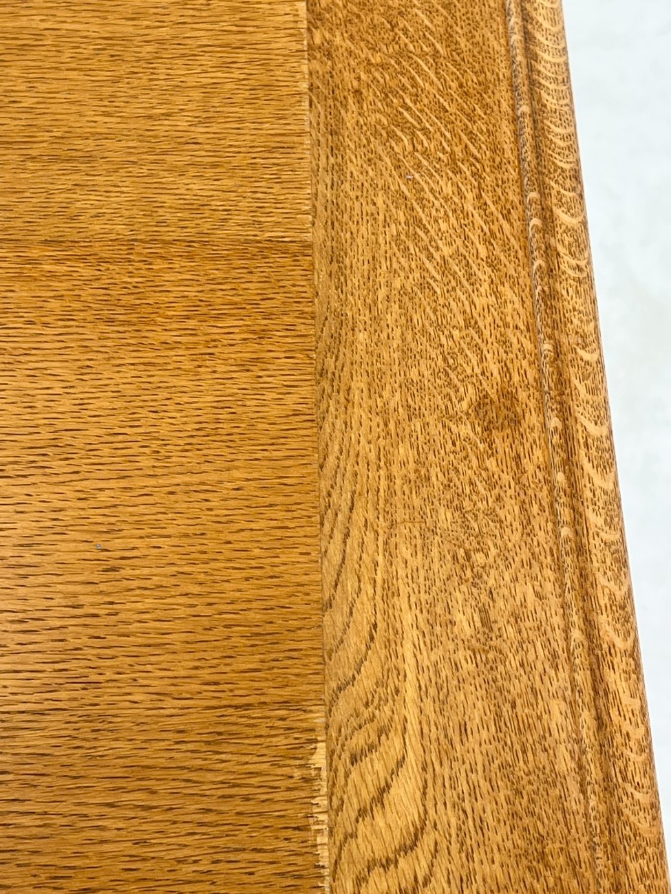 DP0212-stalai-13 Ąžuolinis rašomasis stalas su stalčiumi ir rakinamomis spintelėmis 81x150x80 cm