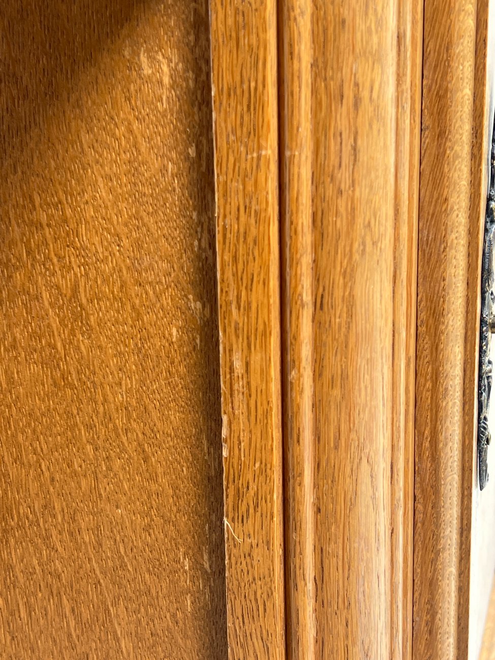 DP0212-stalai-15 Ąžuolinis rašomasis stalas su stalčiumi ir rakinamomis spintelėmis 81x150x80 cm