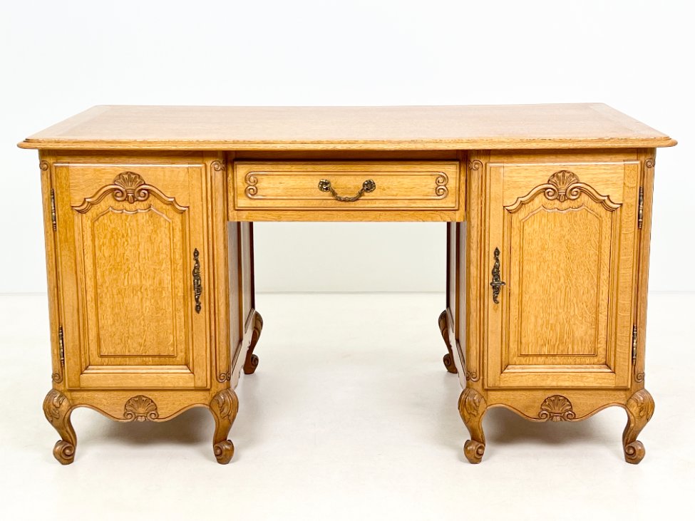 DP0212-stalai-2 Ąžuolinis rašomasis stalas su stalčiumi ir rakinamomis spintelėmis 81x150x80 cm