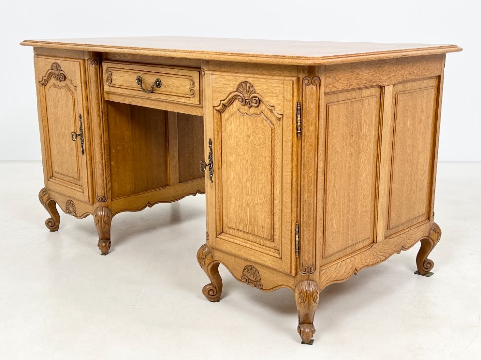 DP0212-stalai-4 Ąžuolinis rašomasis stalas su stalčiumi ir rakinamomis spintelėmis 81x150x80 cm