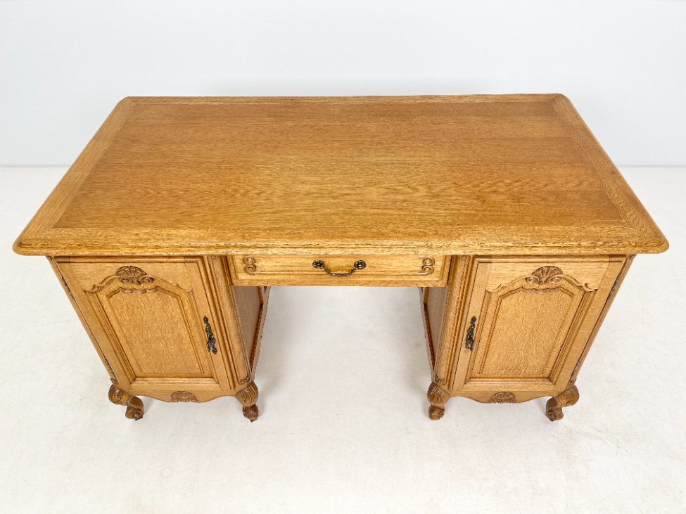 DP0212-stalai-5 Ąžuolinis rašomasis stalas su stalčiumi ir rakinamomis spintelėmis 81x150x80 cm