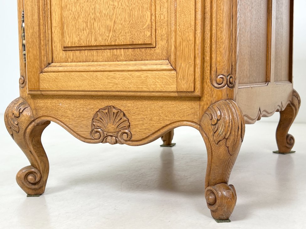 DP0212-stalai-7 Ąžuolinis rašomasis stalas su stalčiumi ir rakinamomis spintelėmis 81x150x80 cm