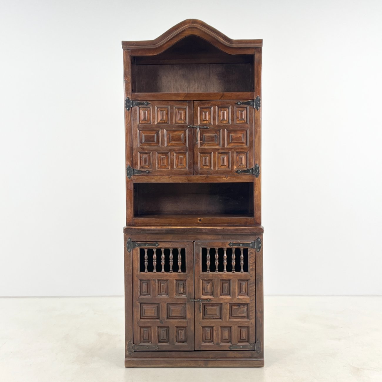 DP0213-bufetai-0 Ispaniško stiliaus medinis bufetas 35×80,5×199 cm