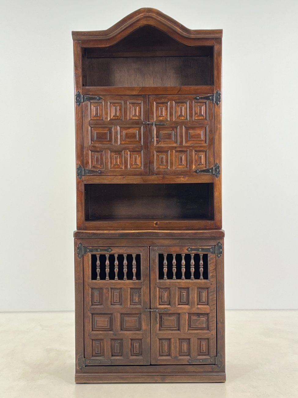 DP0213-bufetai-1 Ispaniško stiliaus medinis bufetas 35×80,5×199 cm