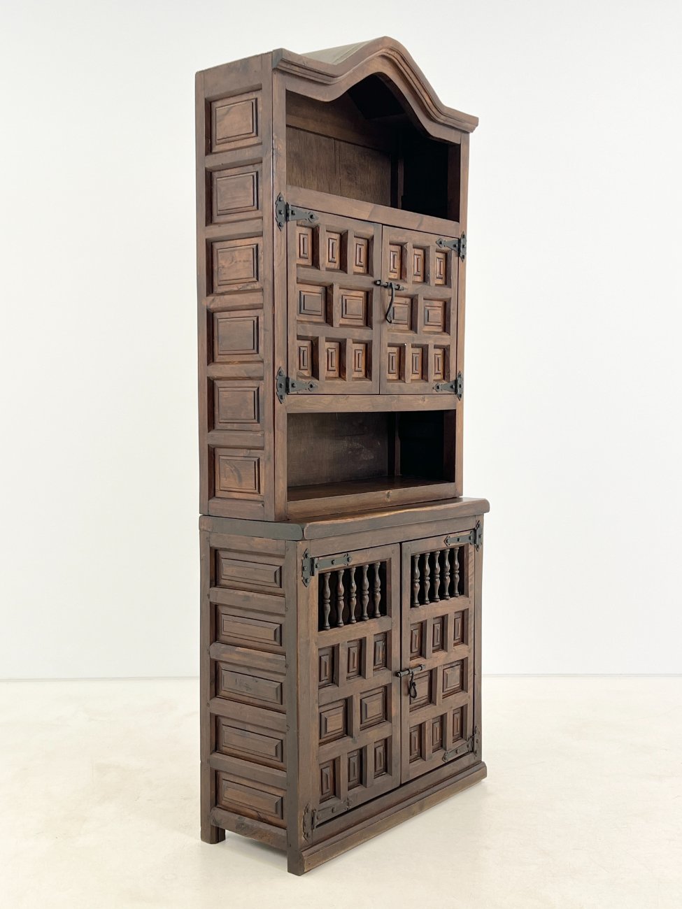 DP0213-bufetai-3 Ispaniško stiliaus medinis bufetas 35×80,5×199 cm