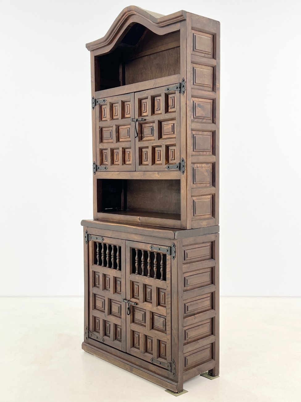 DP0213-bufetai-4 Ispaniško stiliaus medinis bufetas 35×80,5×199 cm