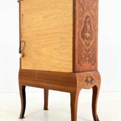 Rokoko stiliaus inkrustuota komoda – baras su apšvietimu 44x75x121,5 cm