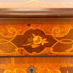 Rokoko stiliaus inkrustuota komoda – baras su apšvietimu 44x75x121,5 cm