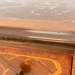 Rokoko stiliaus inkrustuota komoda – baras su apšvietimu 44x75x121,5 cm