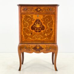 Rokoko stiliaus inkrustuota komoda – baras su apšvietimu 44x75x121,5 cm