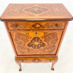 Rokoko stiliaus inkrustuota komoda – baras su apšvietimu 44x75x121,5 cm