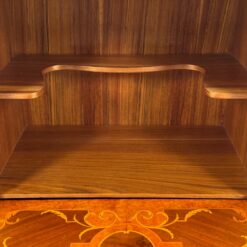 Rokoko stiliaus inkrustuota komoda – baras su apšvietimu 44x75x121,5 cm