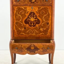 Rokoko stiliaus inkrustuota komoda – baras su apšvietimu 44x75x121,5 cm