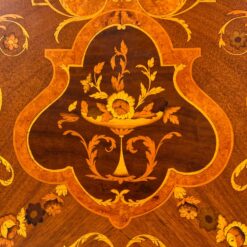 Rokoko stiliaus inkrustuota komoda – baras su apšvietimu 44x75x121,5 cm