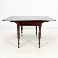 Angliško stiliaus raudonmedžio staliukas nuleidžiamais šonais 107x63+(2x34)x70 cm