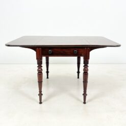 Angliško stiliaus raudonmedžio staliukas nuleidžiamais šonais 107×63+(2×34)x70 cm