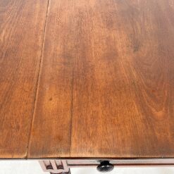 Angliško stiliaus raudonmedžio staliukas nuleidžiamais šonais 107×63+(2×34)x70 cm