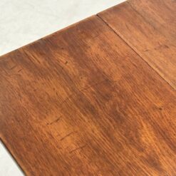 Angliško stiliaus raudonmedžio staliukas nuleidžiamais šonais 107×63+(2×34)x70 cm