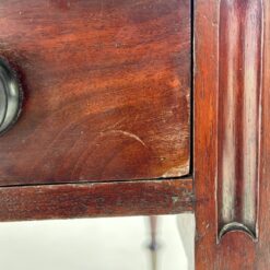 Angliško stiliaus raudonmedžio staliukas nuleidžiamais šonais 107×63+(2×34)x70 cm