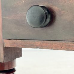 Angliško stiliaus raudonmedžio staliukas nuleidžiamais šonais 107×63+(2×34)x70 cm