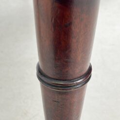 Angliško stiliaus raudonmedžio staliukas nuleidžiamais šonais 107×63+(2×34)x70 cm