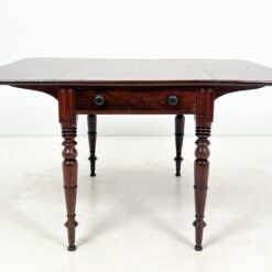 Angliško stiliaus raudonmedžio staliukas nuleidžiamais šonais 107×63+(2×34)x70 cm