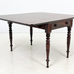 Angliško stiliaus raudonmedžio staliukas nuleidžiamais šonais 107×63+(2×34)x70 cm