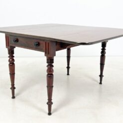 Angliško stiliaus raudonmedžio staliukas nuleidžiamais šonais 107×63+(2×34)x70 cm