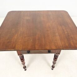 Angliško stiliaus raudonmedžio staliukas nuleidžiamais šonais 107×63+(2×34)x70 cm