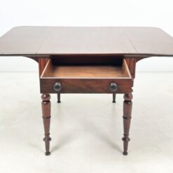 Angliško stiliaus raudonmedžio staliukas nuleidžiamais šonais 107×63+(2×34)x70 cm