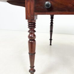 Angliško stiliaus raudonmedžio staliukas nuleidžiamais šonais 107×63+(2×34)x70 cm