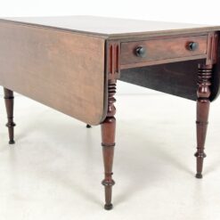 Angliško stiliaus raudonmedžio staliukas nuleidžiamais šonais 107×63+(2×34)x70 cm