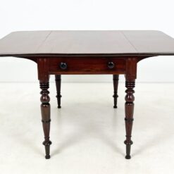 Angliško stiliaus raudonmedžio staliukas nuleidžiamais šonais 107×63+(2×34)x70 cm