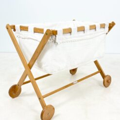 Medinis naujagimio lopšys ant ratukų 107,5x62x76 cm