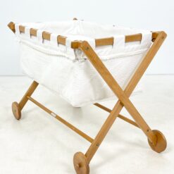 Medinis naujagimio lopšys ant ratukų 107,5x62x76 cm