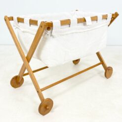 Medinis naujagimio lopšys ant ratukų 107,5x62x76 cm