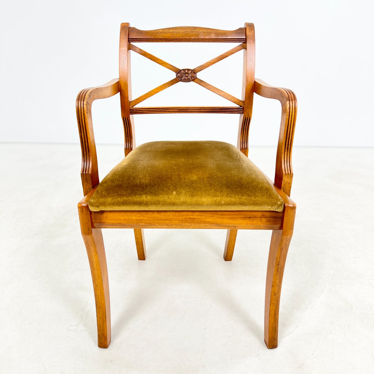 DP0219-valgomojo-kreslai-0 Riešutmedžio krėslas su veliūrine sėdimąja dalimi 52x55x84 cm, 50 cm