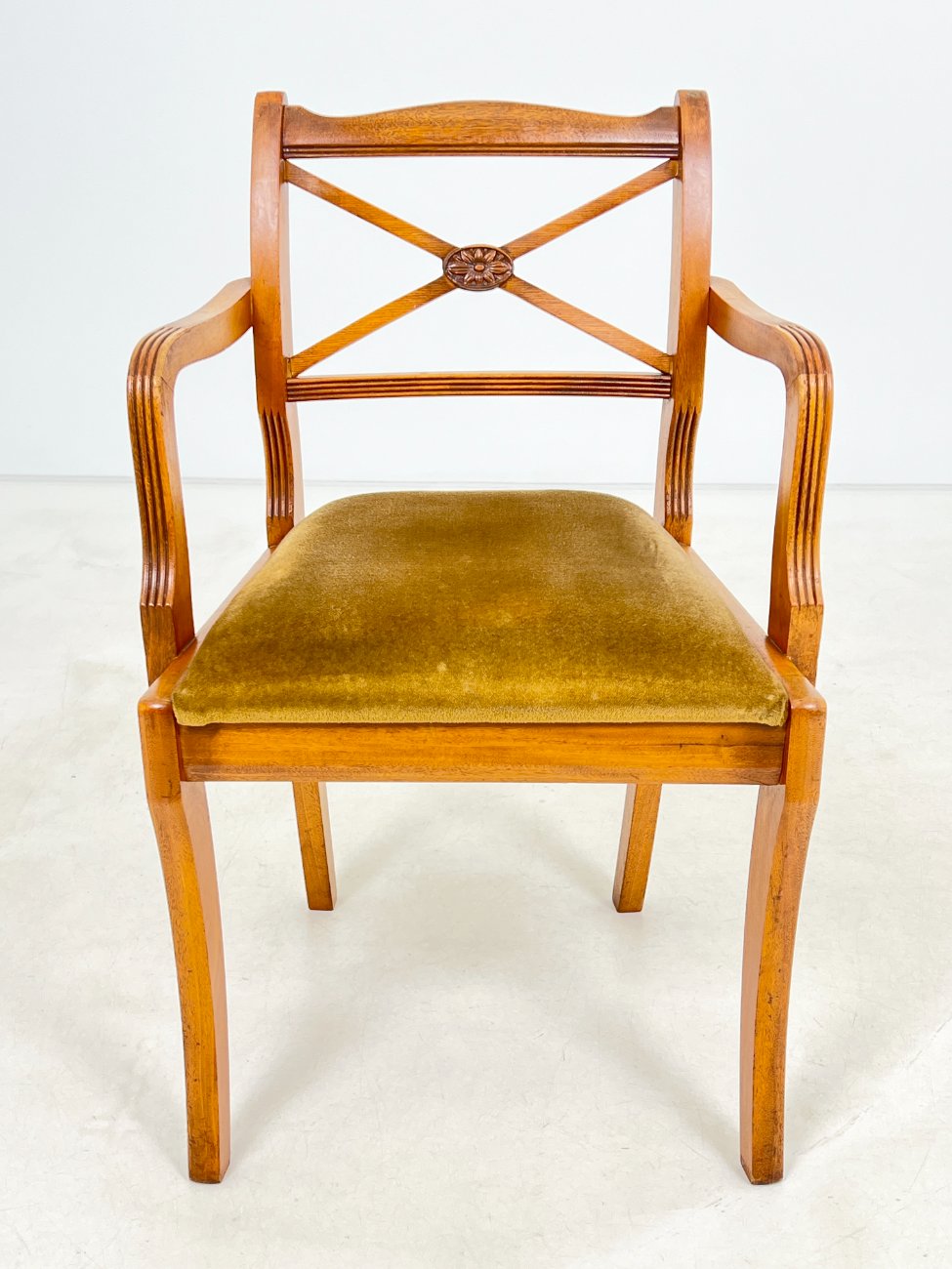 DP0219-valgomojo-kreslai-1 Riešutmedžio krėslas su veliūrine sėdimąja dalimi 52x55x84 cm, 50 cm