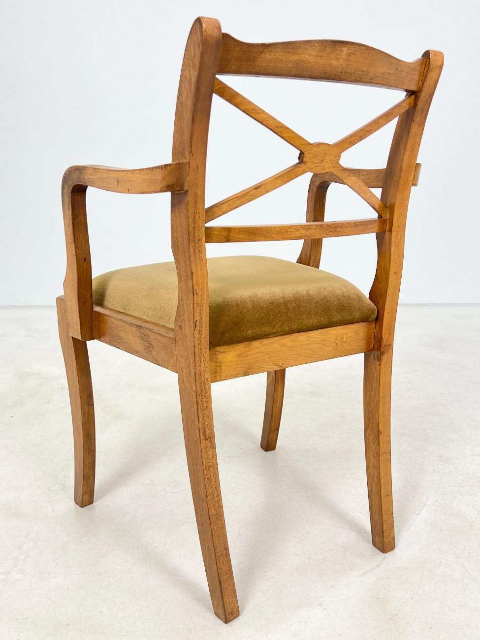 DP0219-valgomojo-kreslai-10 Riešutmedžio krėslas su veliūrine sėdimąja dalimi 52x55x84 cm, 50 cm