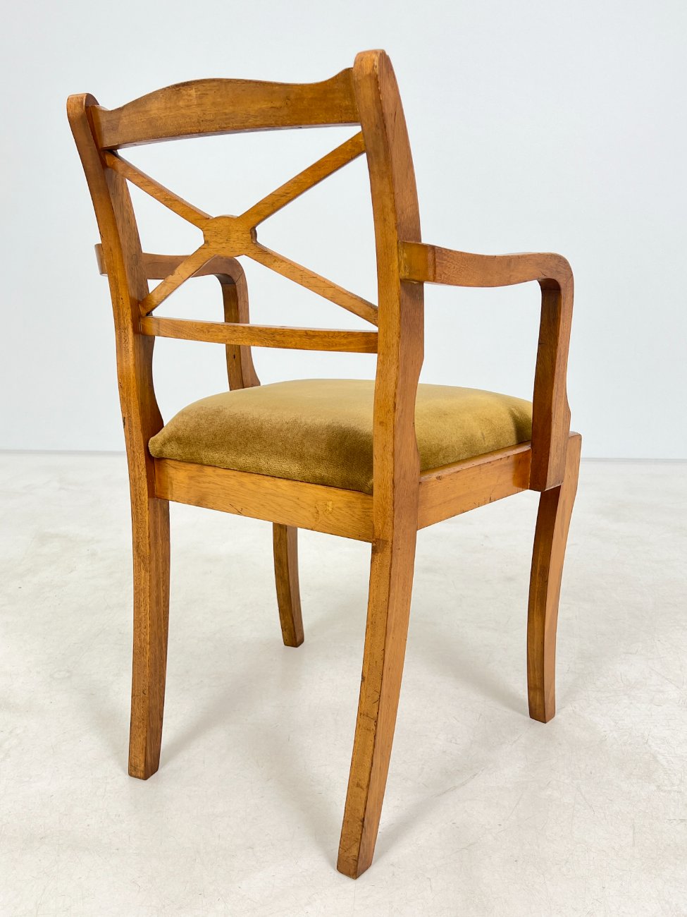 DP0219-valgomojo-kreslai-11 Riešutmedžio krėslas su veliūrine sėdimąja dalimi 52x55x84 cm, 50 cm