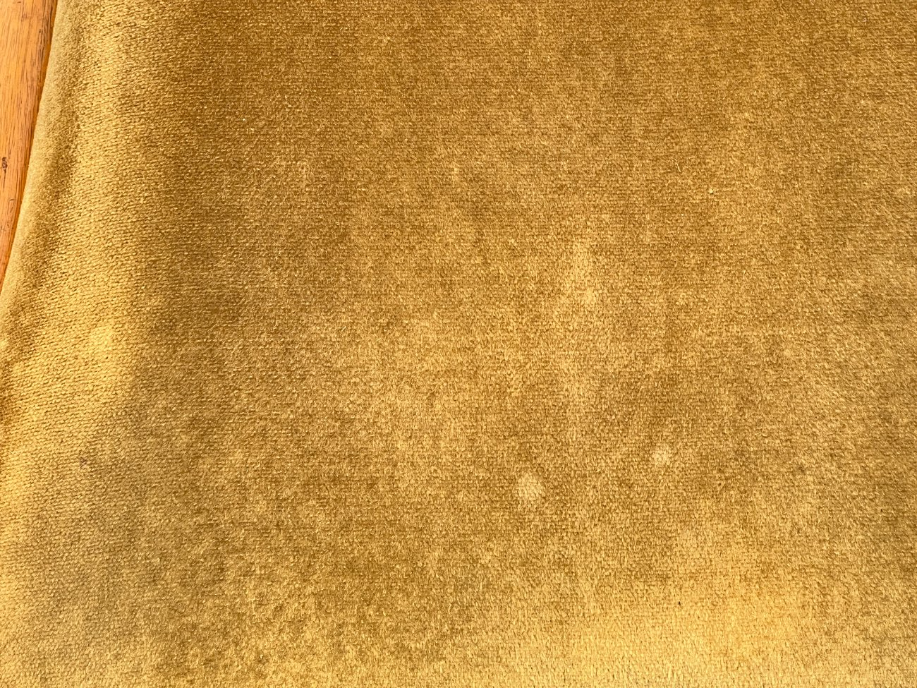 DP0219-valgomojo-kreslai-13 Riešutmedžio krėslas su veliūrine sėdimąja dalimi 52x55x84 cm, 50 cm