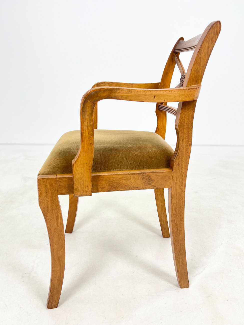 DP0219-valgomojo-kreslai-4 Riešutmedžio krėslas su veliūrine sėdimąja dalimi 52x55x84 cm, 50 cm