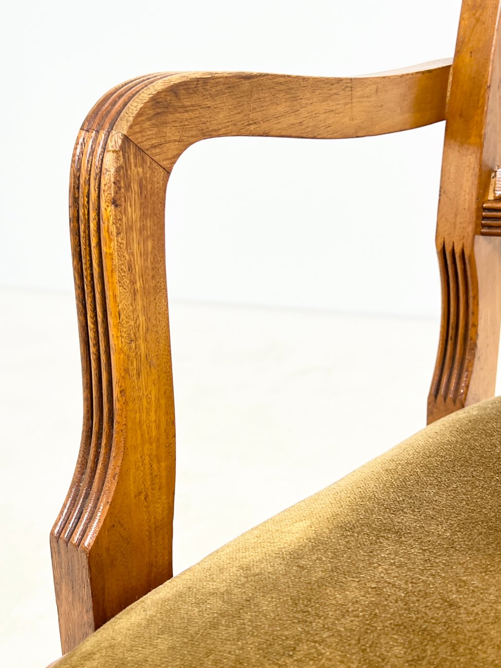 DP0219-valgomojo-kreslai-6 Riešutmedžio krėslas su veliūrine sėdimąja dalimi 52x55x84 cm, 50 cm