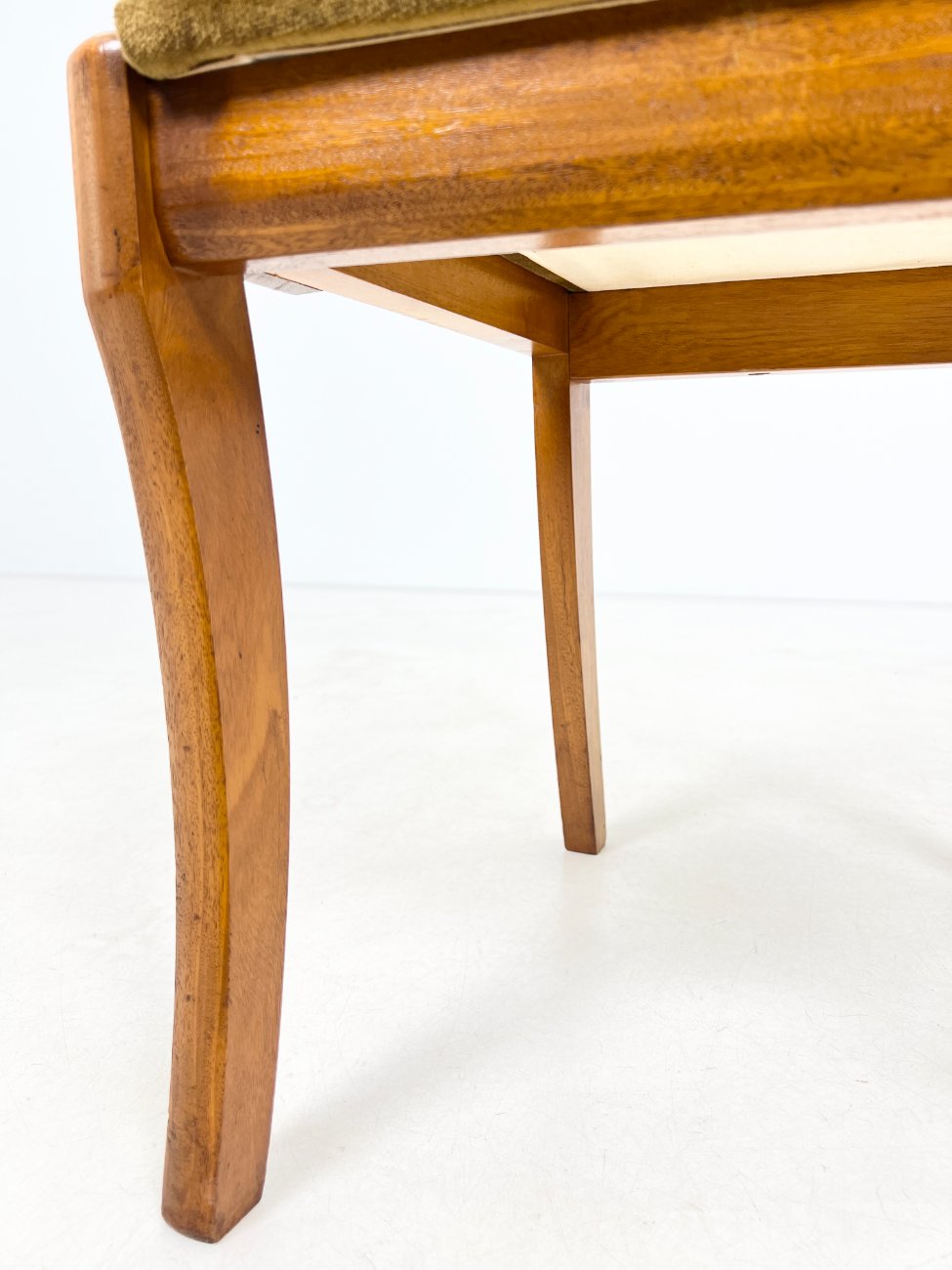 DP0219-valgomojo-kreslai-8 Riešutmedžio krėslas su veliūrine sėdimąja dalimi 52x55x84 cm, 50 cm